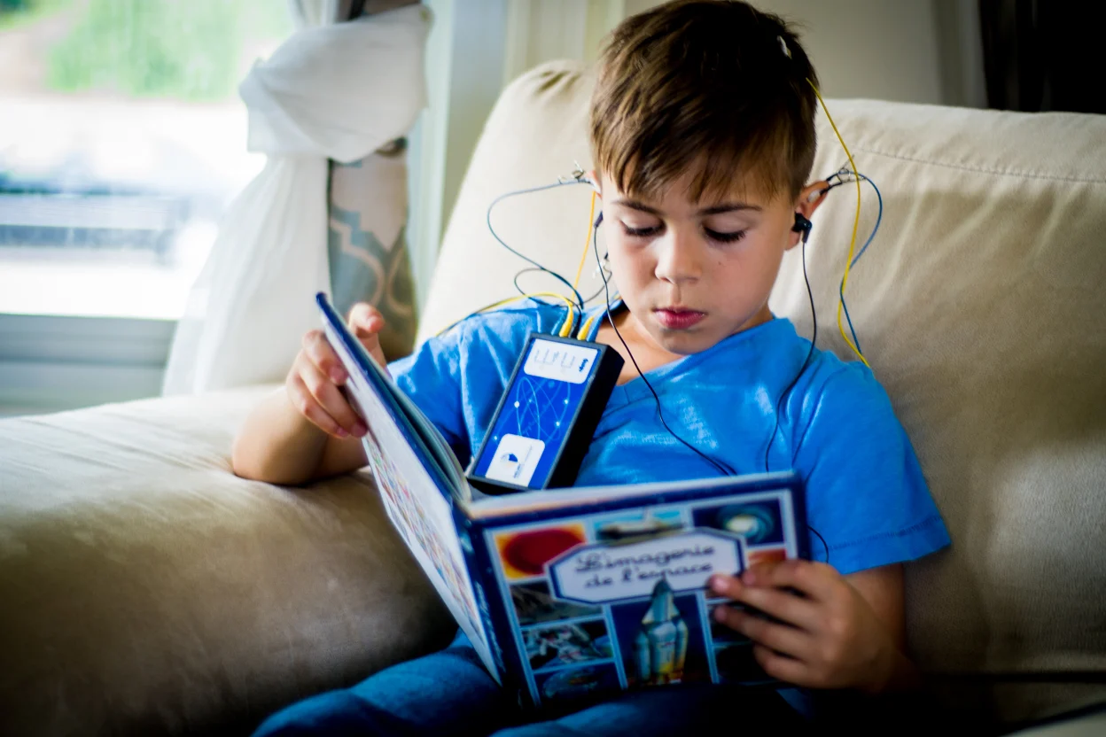 Enfant lisant un livre pendant une séance de neurofeedback