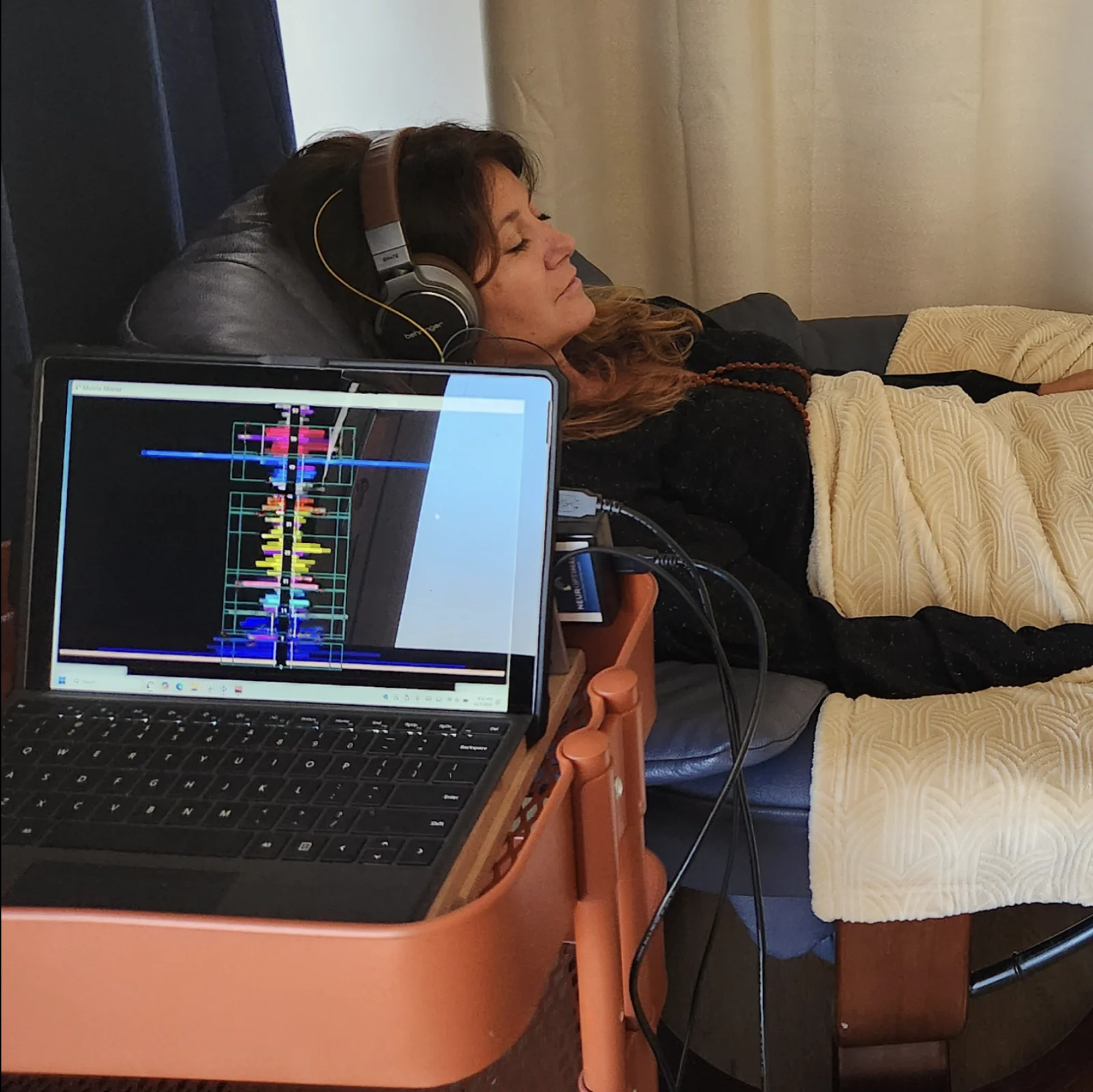 Séance de neurofeedback en cours avec écran de suivi