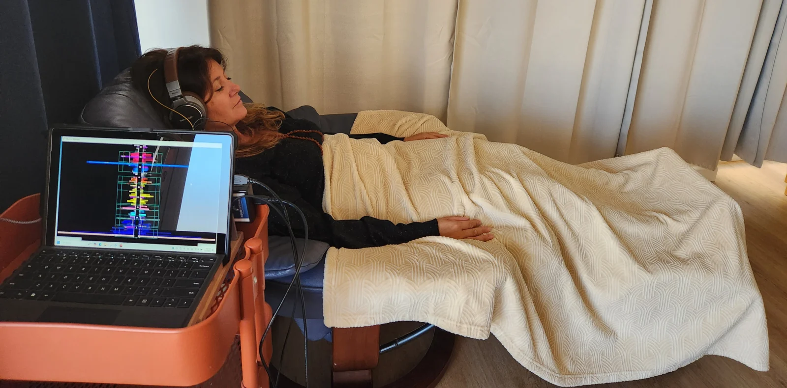 Femme installée en séance de neurofeedback