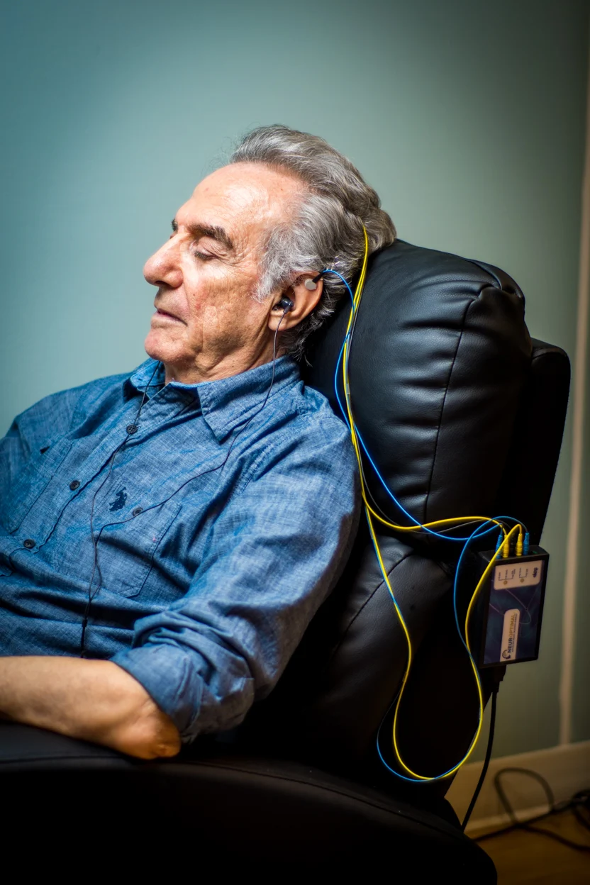 Homme en séance de neurofeedback dans un fauteuil